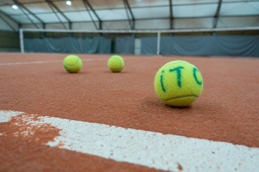 Balles de tennis marquées ITC sur un terrain