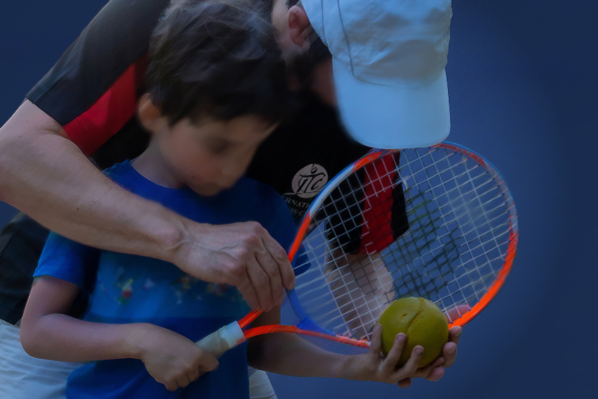 Enseignant de tennis aidant un élève